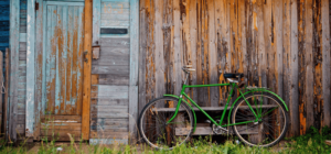Lire la suite à propos de l’article Old wooden wall and green bicycle